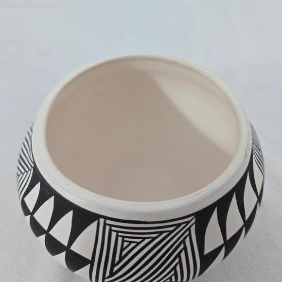 1950-60s Polychrome Pottery Olla Jar from Acoma, NM, Signed MA by Ma Aragon - Picture 10 of 13